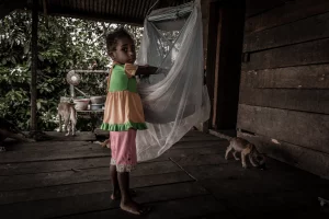 Niña en Lago Bira Papua Indonesia